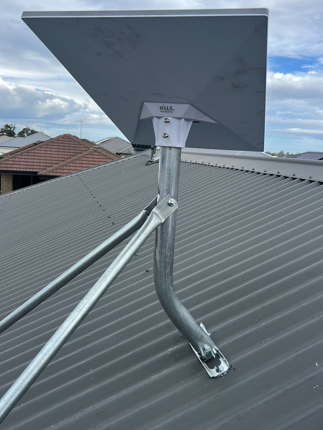 Starlink mount bracket levelled with a spirit level — precision installation